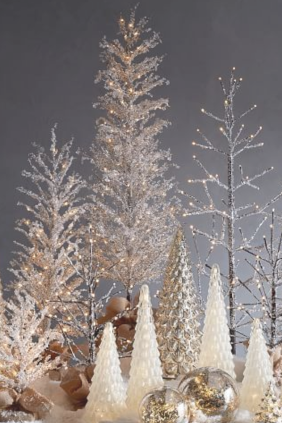 white-christmas-tree-arrangement